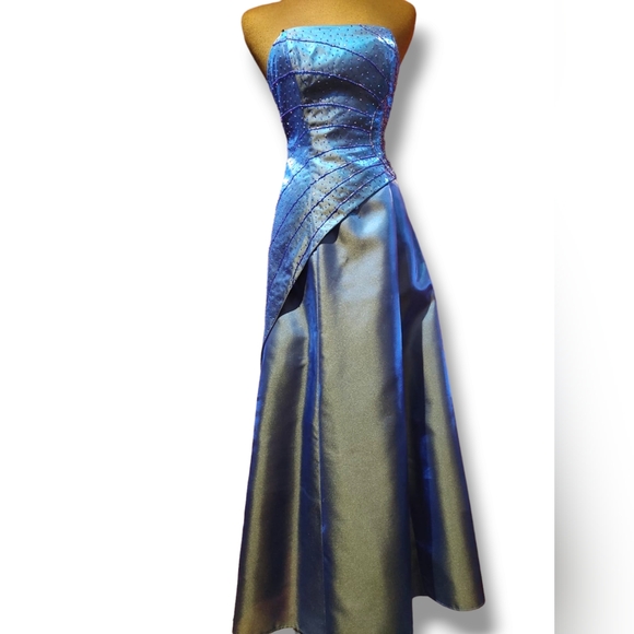 Shimmering blue gown - Picture 1 of 11